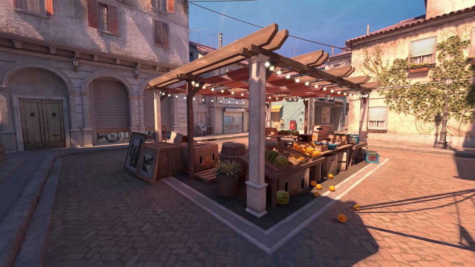 The fruit-market stall in the town square on Italy in CS2, empty in the late afternoon sun