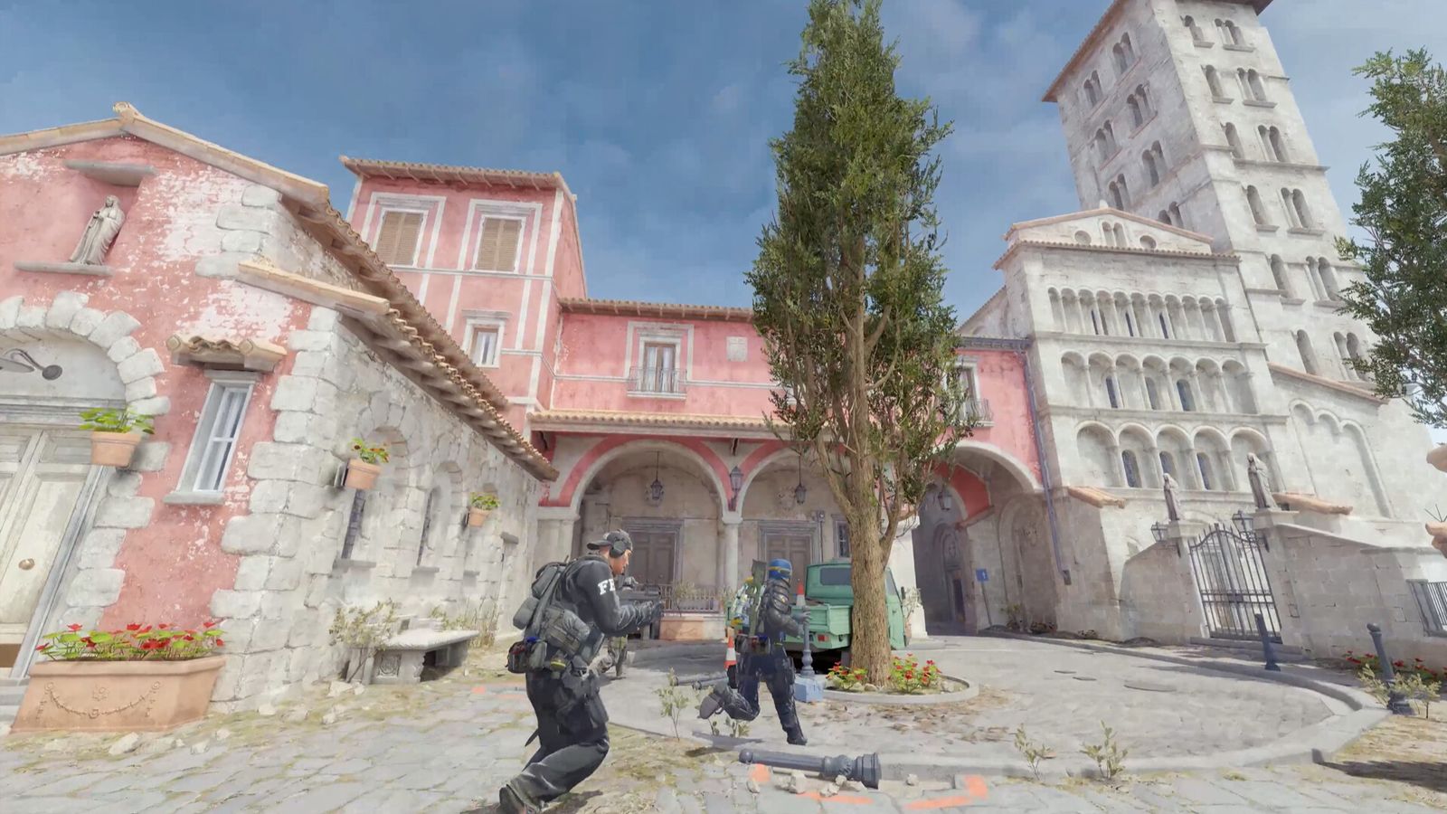 Two CS2 players advancing together across the sunlit square on Italy